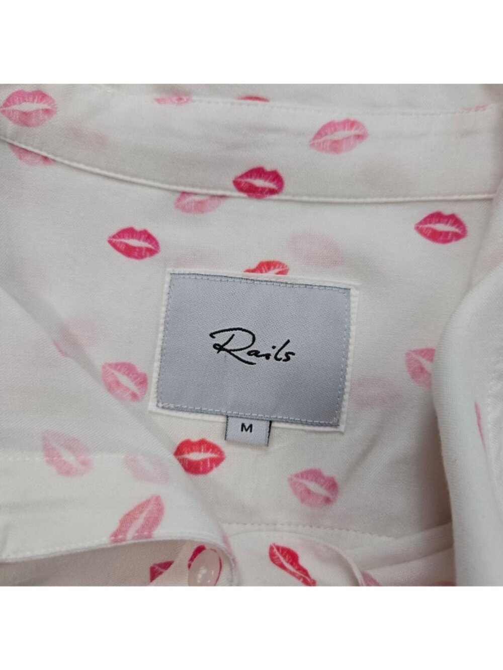 Rails Size M Rocsi Kiss Me Lipstick All Over Print Button-Up Blouse Feminine Pre - Picture 4 of 11